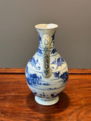 Verseuse en porcelaine de Chine en bleu et blanc à décor de paysage, époque Transition — photo 4