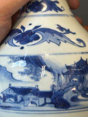 Verseuse en porcelaine de Chine en bleu et blanc à décor de paysage, époque Transition — photo 10