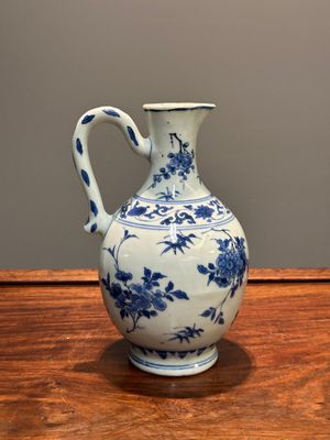 Verseuse en porcelaine de Chine en bleu et blanc à décor floral, époque Transition — photo 1