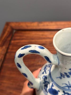 Verseuse en porcelaine de Chine en bleu et blanc à décor floral, époque Transition — photo 12