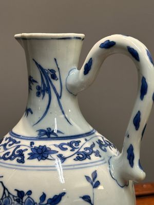 Verseuse en porcelaine de Chine en bleu et blanc à décor floral, époque Transition — photo 13