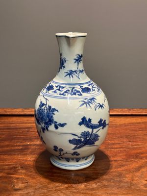 Verseuse en porcelaine de Chine en bleu et blanc à décor floral, époque Transition — photo 2