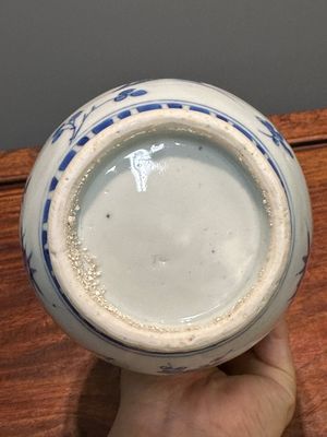 Verseuse en porcelaine de Chine en bleu et blanc à décor floral, époque Transition — photo 6