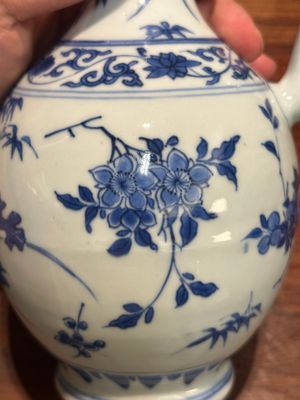 Verseuse en porcelaine de Chine en bleu et blanc à décor floral, époque Transition — photo 10