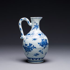 Verseuse en porcelaine de Chine en bleu et blanc à décor floral, époque Transition — photo 3