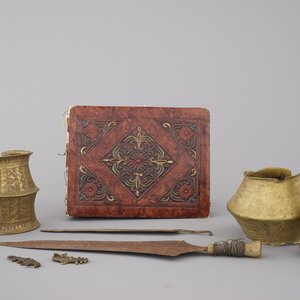Verzameling Afrikaanse Pende figuren, armbanden, wapens en een fotoalbum, 19e-20e eeuw — foto 1