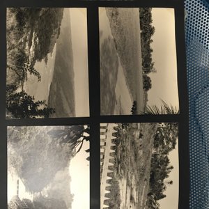 Verzameling Afrikaanse Pende figuren, armbanden, wapens en een fotoalbum, 19e-20e eeuw — foto 11