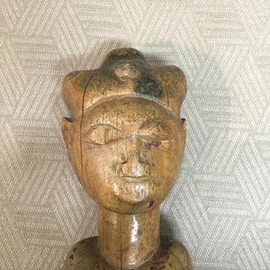 Verzameling Afrikaanse Pende figuren, armbanden, wapens en een fotoalbum, 19e-20e eeuw — foto 3