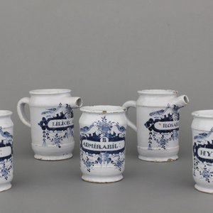Verzameling van 5 blauw en witte Delftse siroopkannen en albarello, ca 1760 — foto 1