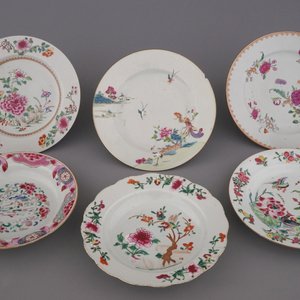 Verzameling van 6 borden in Chinees porselein, famille rose, 18e eeuw — foto 1