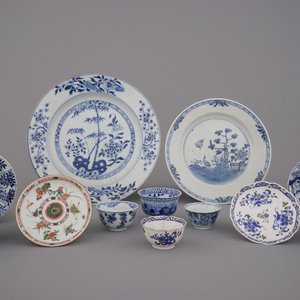 Verzameling van merendeel blauw en witte borden , kopjes en schoteltjes in Chinees porselein, 18e-19e eeuw — foto 1