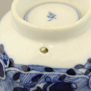 Verzameling van merendeel blauw en witte borden , kopjes en schoteltjes in Chinees porselein, 18e-19e eeuw — foto 11