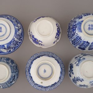 Verzameling van merendeel blauw en witte borden , kopjes en schoteltjes in Chinees porselein, 18e-19e eeuw — foto 2