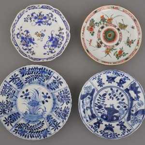 Verzameling van merendeel blauw en witte borden , kopjes en schoteltjes in Chinees porselein, 18e-19e eeuw — foto 5