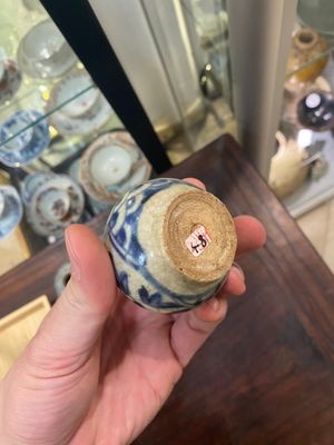 Vier Annamese of Vietnamese blauw-witte dekseldoosjes en vier kleine vaasjes, Hoi An scheepswrak, 15/16e eeuw — foto 6