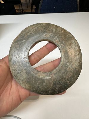 Vier armbanden in marmer, serpentijn en schelp uit de Thaise neolithische periode, Khorat-plateau, 1400-500 v.C. — foto 5