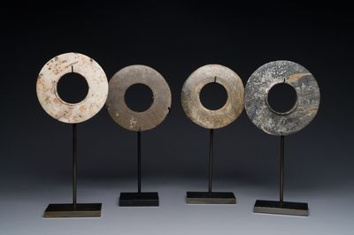 Vier armbanden in marmer, serpentijn en schelp uit de Thaise neolithische periode, Khorat-plateau, 1400-500 v.C.