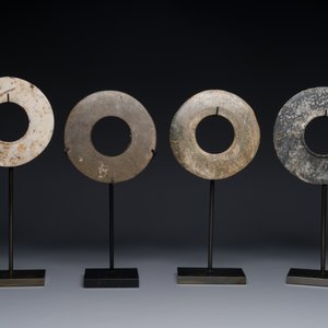 Vier armbanden in marmer, serpentijn en schelp uit de Thaise neolithische periode, Khorat-plateau, 1400-500 v.C. — foto 2