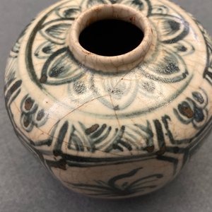 Vier blauw-witte Annamese vazen en een schotel, Vietnam, 14/16e eeuw — foto 18