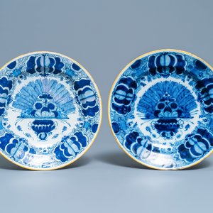 Vier blauw-witte Delftse borden met pauwenstaarten en twee vazen, 18e eeuw — foto 2
