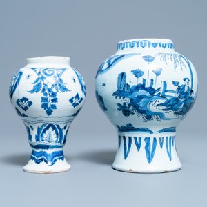 Vier blauw-witte Delftse borden met pauwenstaarten en twee vazen, 18e eeuw — foto 9