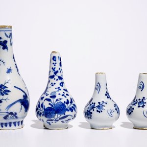 Vier blauw-witte Delftse miniatuurvaasjes, 17/18e eeuw — foto 2