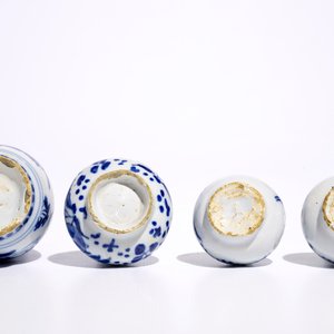 Vier blauw-witte Delftse miniatuurvaasjes, 17/18e eeuw — foto 6