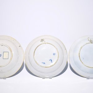 Vier blauw-witte Delftse schotels en twee borden met pauwstaartdecor, 18e eeuw — foto 3