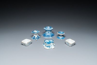 Vier blauw-witte Delftse zoutvaten en twee genummerde bakjes, 18e eeuw