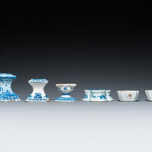 Vier blauw-witte Delftse zoutvaten en twee genummerde bakjes, 18e eeuw — foto 3