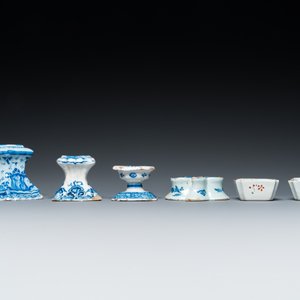 Vier blauw-witte Delftse zoutvaten en twee genummerde bakjes, 18e eeuw — foto 5
