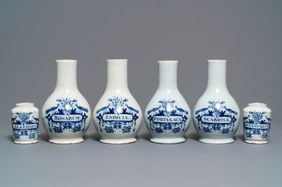 Vier blauwwitte Delftse apothekersflessen en twee -potten, 18e eeuw