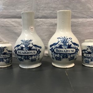 Vier blauwwitte Delftse apothekersflessen en twee -potten, 18e eeuw — foto 12