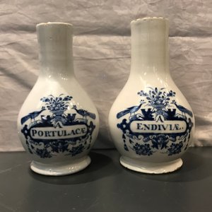 Vier blauwwitte Delftse apothekersflessen en twee -potten, 18e eeuw — foto 13