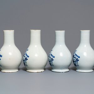 Vier blauwwitte Delftse apothekersflessen en twee -potten, 18e eeuw — foto 2