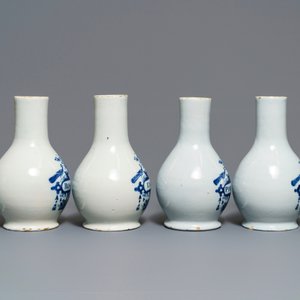 Vier blauwwitte Delftse apothekersflessen en twee -potten, 18e eeuw — foto 4