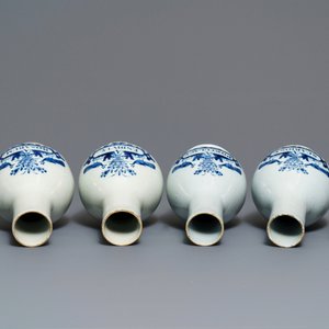 Vier blauwwitte Delftse apothekersflessen en twee -potten, 18e eeuw — foto 6