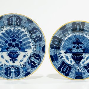 Vier blauwwitte en polychrome Delftse borden met pauwstaart decor, 18e eeuw — foto 4