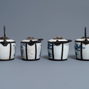 Vier Chinese blauw-witte 'Bleu de Hue' waterpijpen voor de Vietnamese markt, 19e eeuw — foto 3