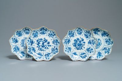 Vier Chinese blauw-witte borden in lotusvorm met floraal decor, Kangxi