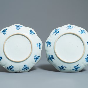 Vier Chinese blauw-witte borden in lotusvorm met floraal decor, Kangxi — foto 5