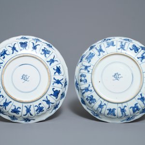 Vier Chinese blauw-witte borden in lotusvorm met floraal decor, Kangxi — foto 3