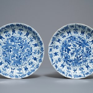 Vier Chinese blauw-witte borden in lotusvorm met floraal decor, Kangxi — foto 4