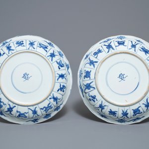 Vier Chinese blauw-witte borden in lotusvorm met floraal decor, Kangxi — foto 5