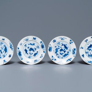 Vier Chinese blauw-witte borden met vissen, Kangxi merk en periode — foto 1