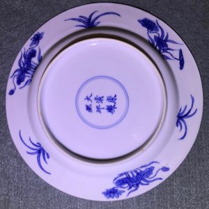 Vier Chinese blauw-witte borden met vissen, Kangxi merk en periode — foto 9