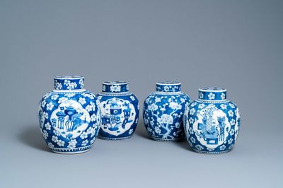 Vier Chinese blauw-witte dekselpotten met antiquiteiten, 19e eeuw