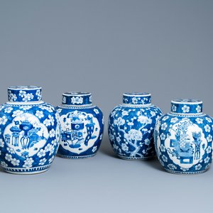 Vier Chinese blauw-witte dekselpotten met antiquiteiten, 19e eeuw — foto 1