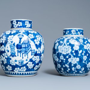 Vier Chinese blauw-witte dekselpotten met antiquiteiten, 19e eeuw — foto 13