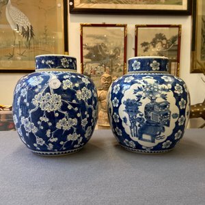 Vier Chinese blauw-witte dekselpotten met antiquiteiten, 19e eeuw — foto 18